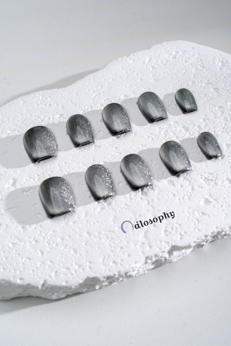 Nailosophy أظافر ضغط فاخرة مصنوعة يدويًا بلون جالاكسي رمادي بعيون قطة | شكل مربع - Image 1